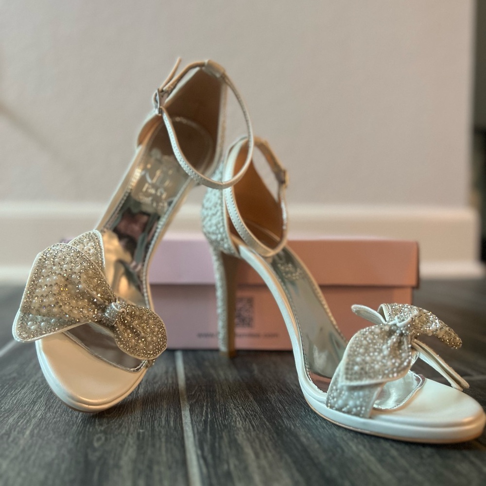 NWOT Pearl Wedding Shoes